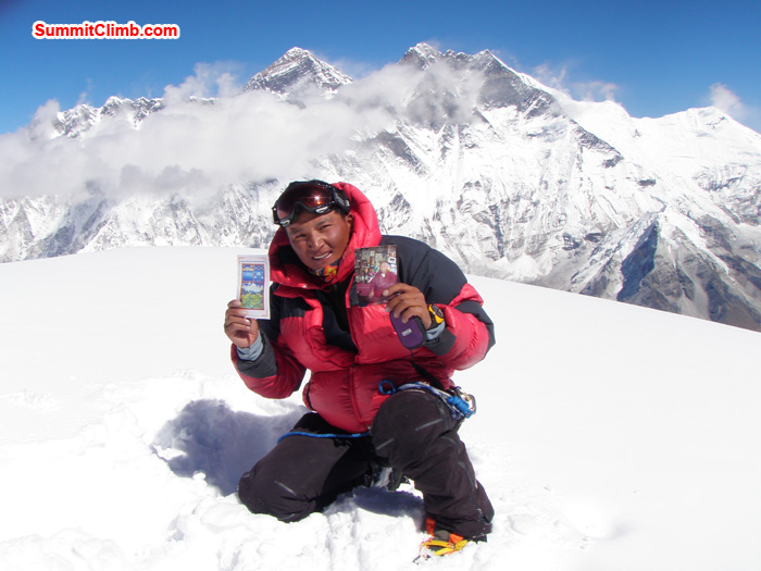 Jangbu Sherpa, Nepal, Summit 28 October 10:30am. Behind Everest Lhotse. Photo Kunnar Karu.