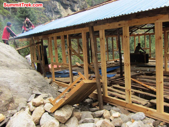 Construction of a new teahouse along the Everest basecamp trek. Photo by Mark van 't Hof