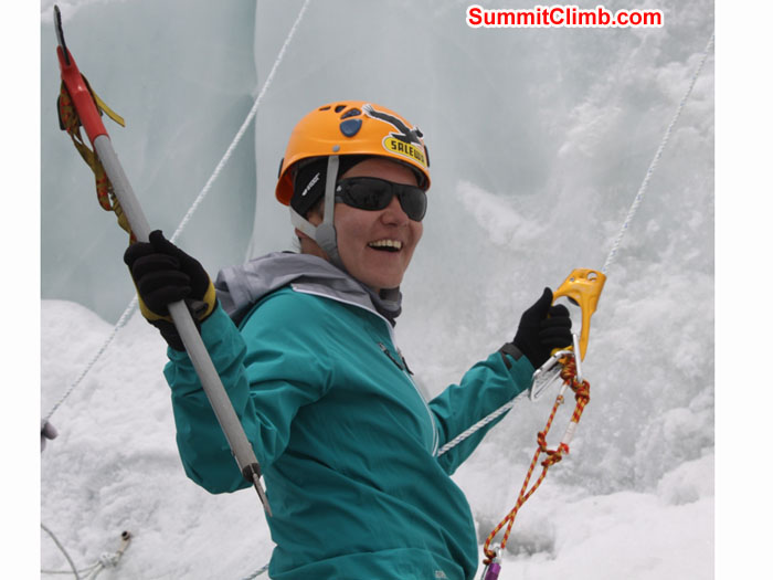 Monika Witkowska practicing in the icefall. Violetta Pontinen photo.