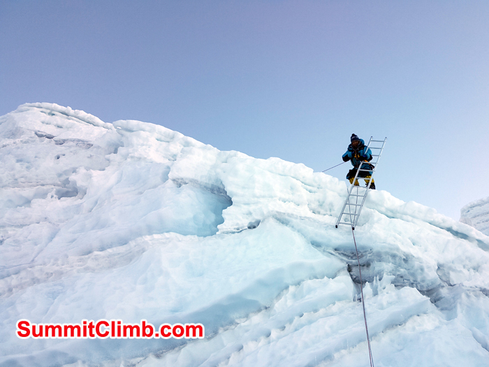 Jangbu Sherpa fixing lader for climbing the Imja Glacer on Island Peak. Photo Pedro Llanos