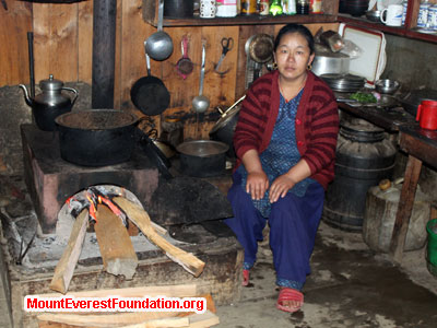 nepal volunteer trek, sherpani cooking