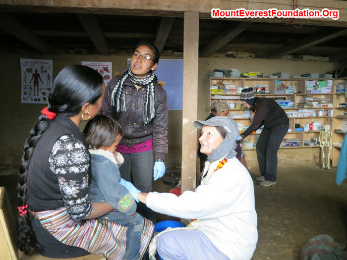 Marie and Dati Examining patient at Patle clinic. Photo Jeremy Smith